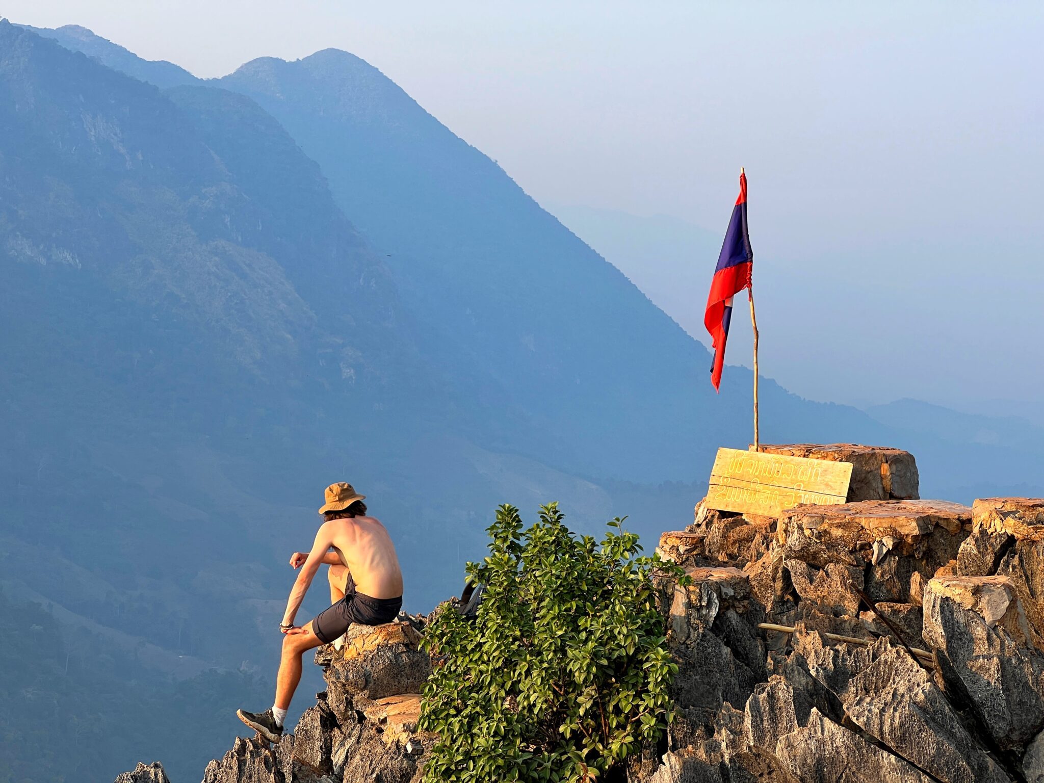 Laos Nong Khiaw góry chłopak flaga