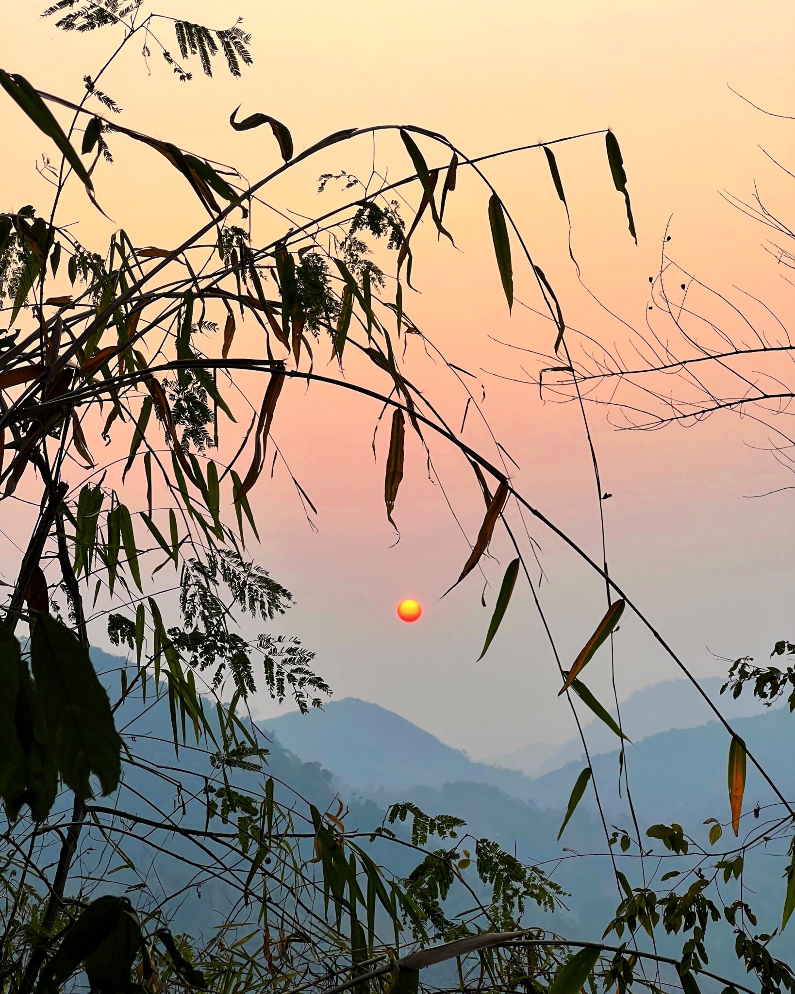 Laos Nong Khiaw dżungla zachód słońca góry