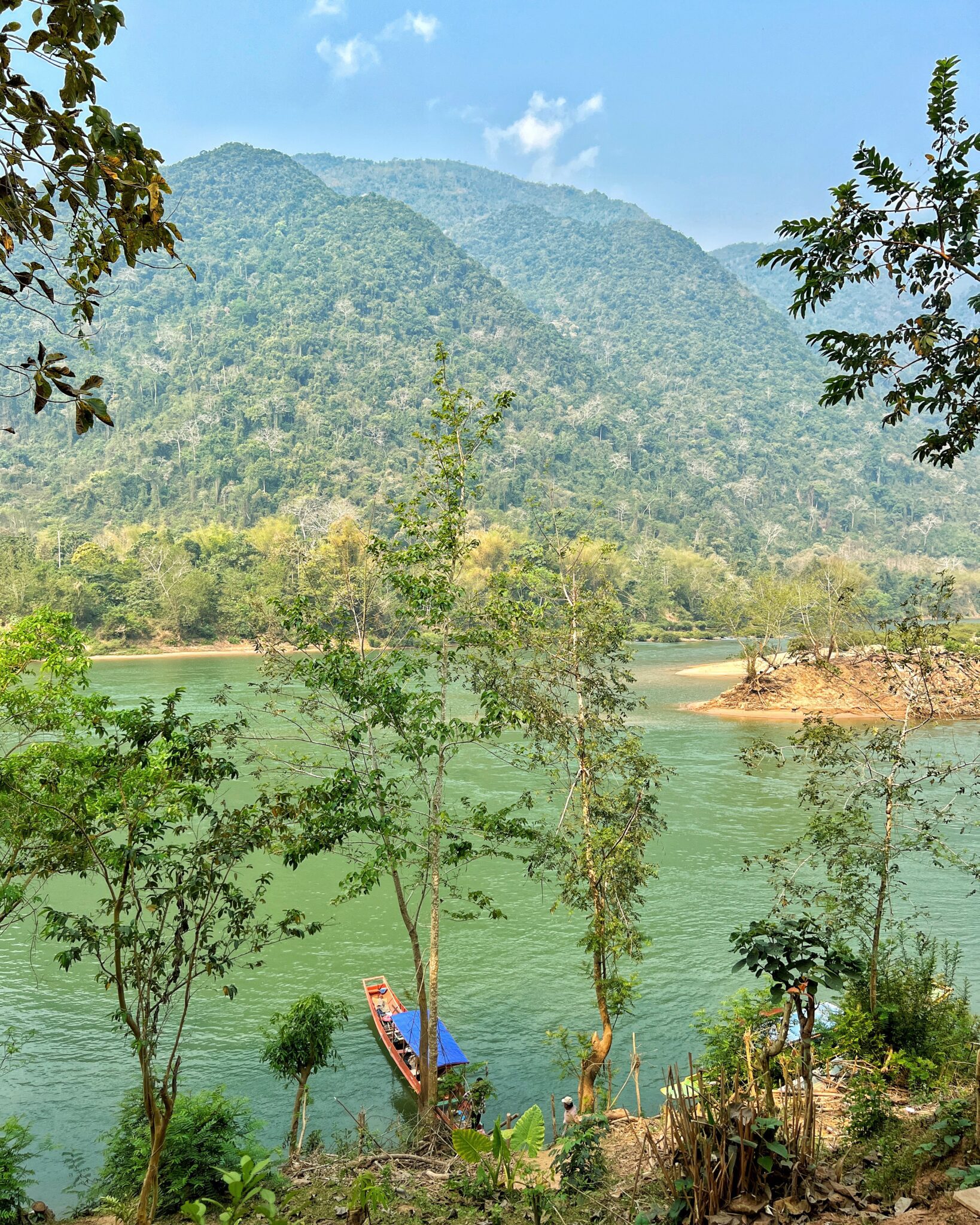 Laos Nong Khiaw rzeka łódka góry