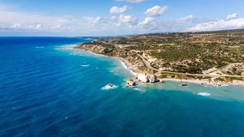 Pafos Cypr morze klify fale plaża drzewa
