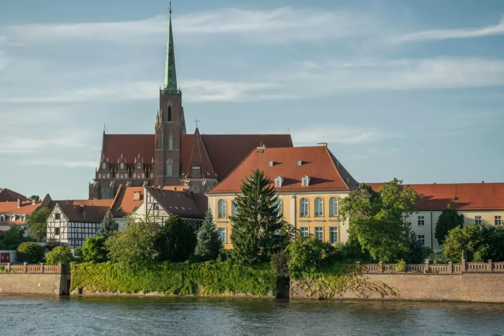 Wrocław budynki kościół rzeka Odra drzewa