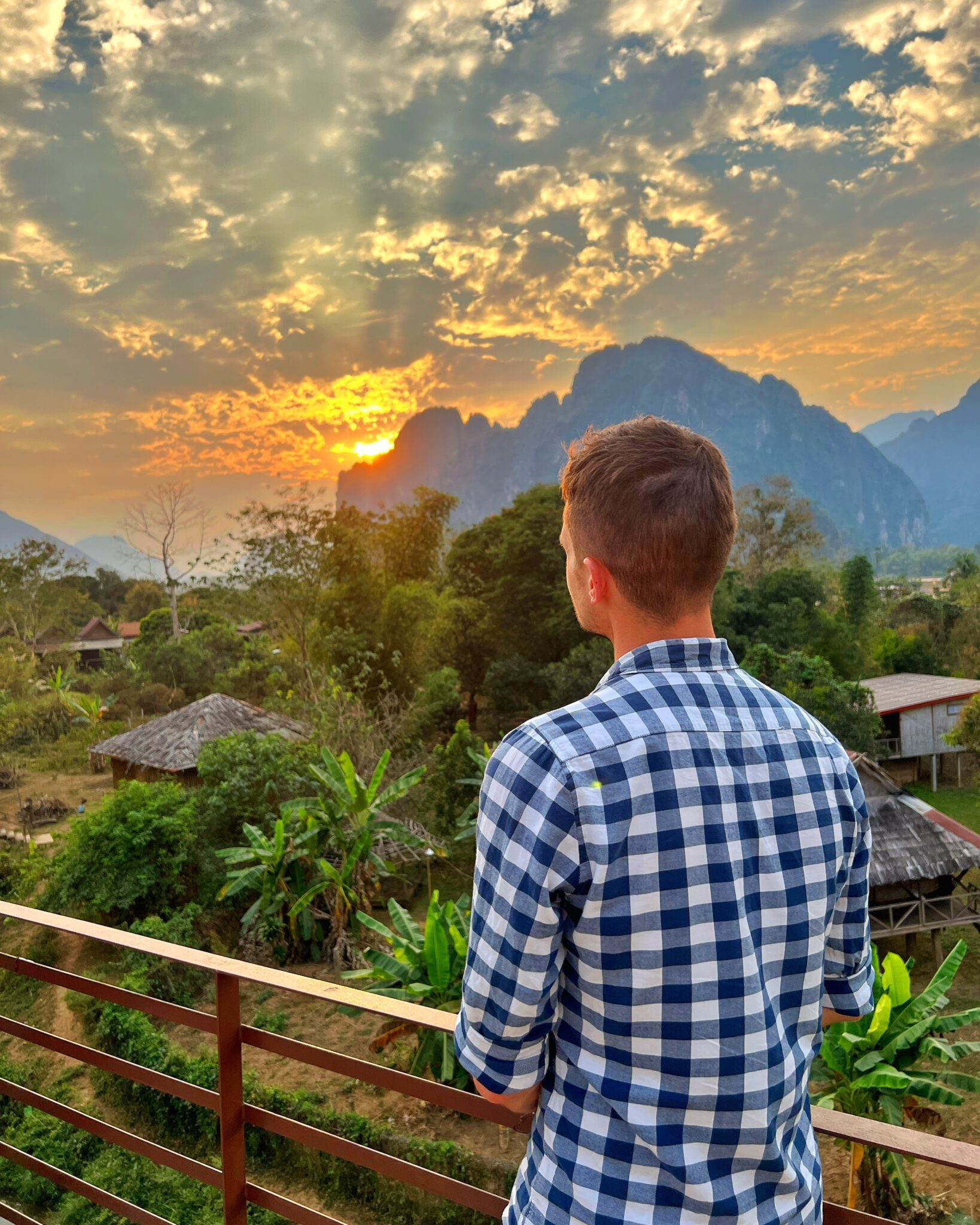 Laos Vang Vieng chłopak zachód słońca góry