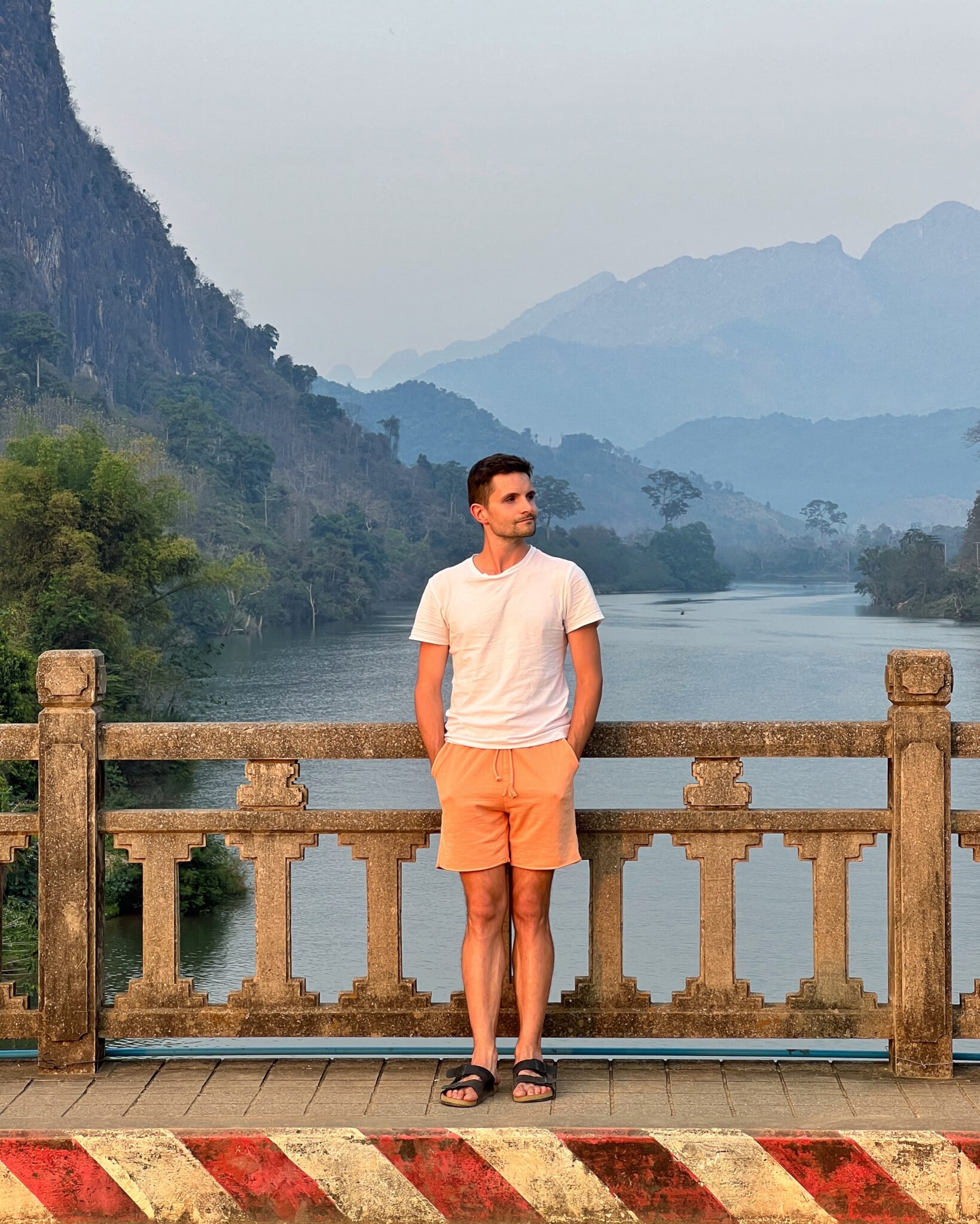 Laos Nong Khiaw most chłopak góry