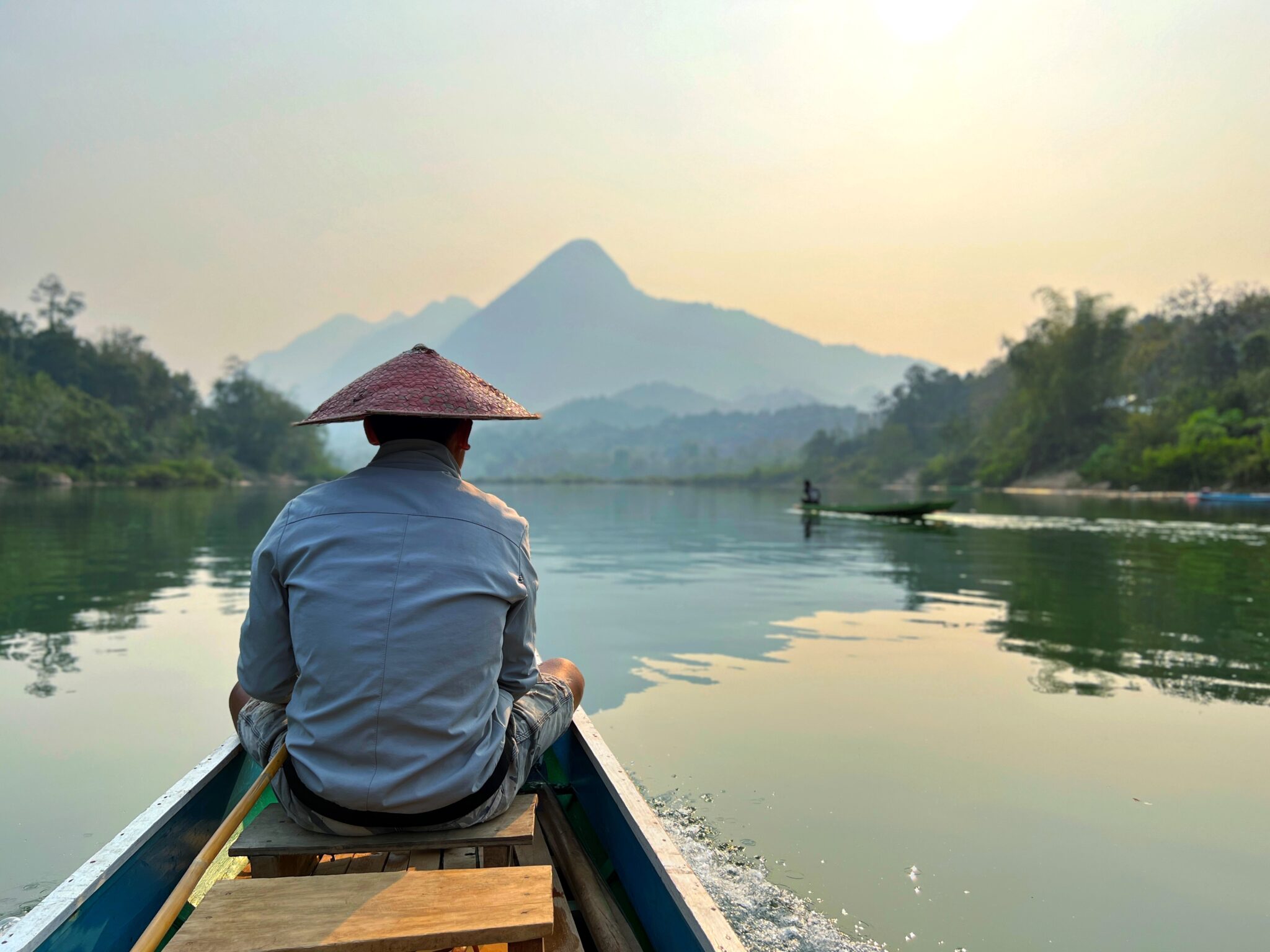 Laos Nong Khiaw łódź mężczyzna góry