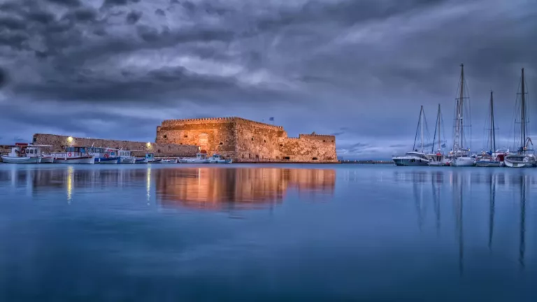 Heraklion morze łódki forteca