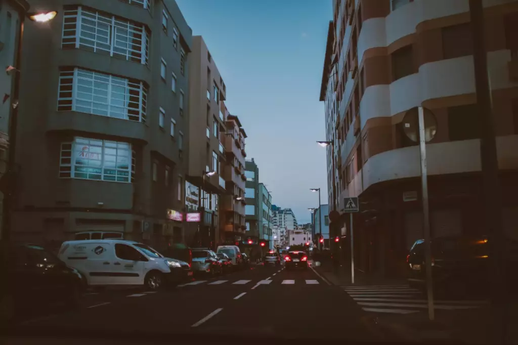 Teneryfa miasto budynki samochody ulica