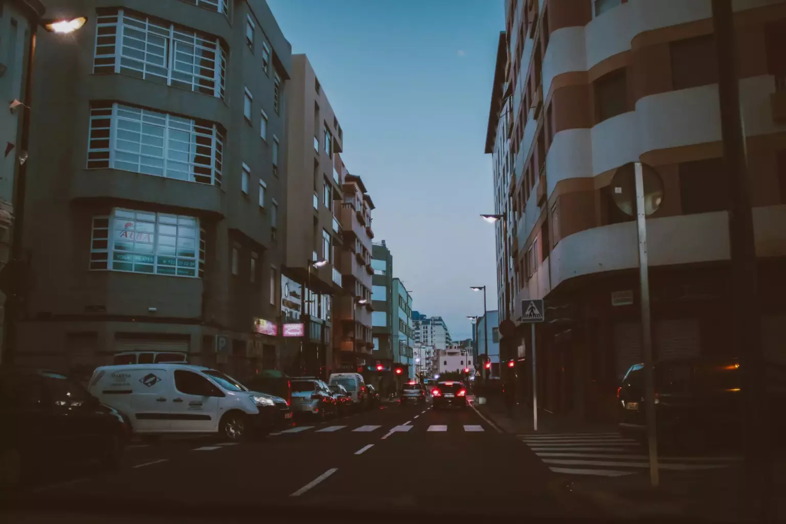 Teneryfa miasto budynki samochody ulica