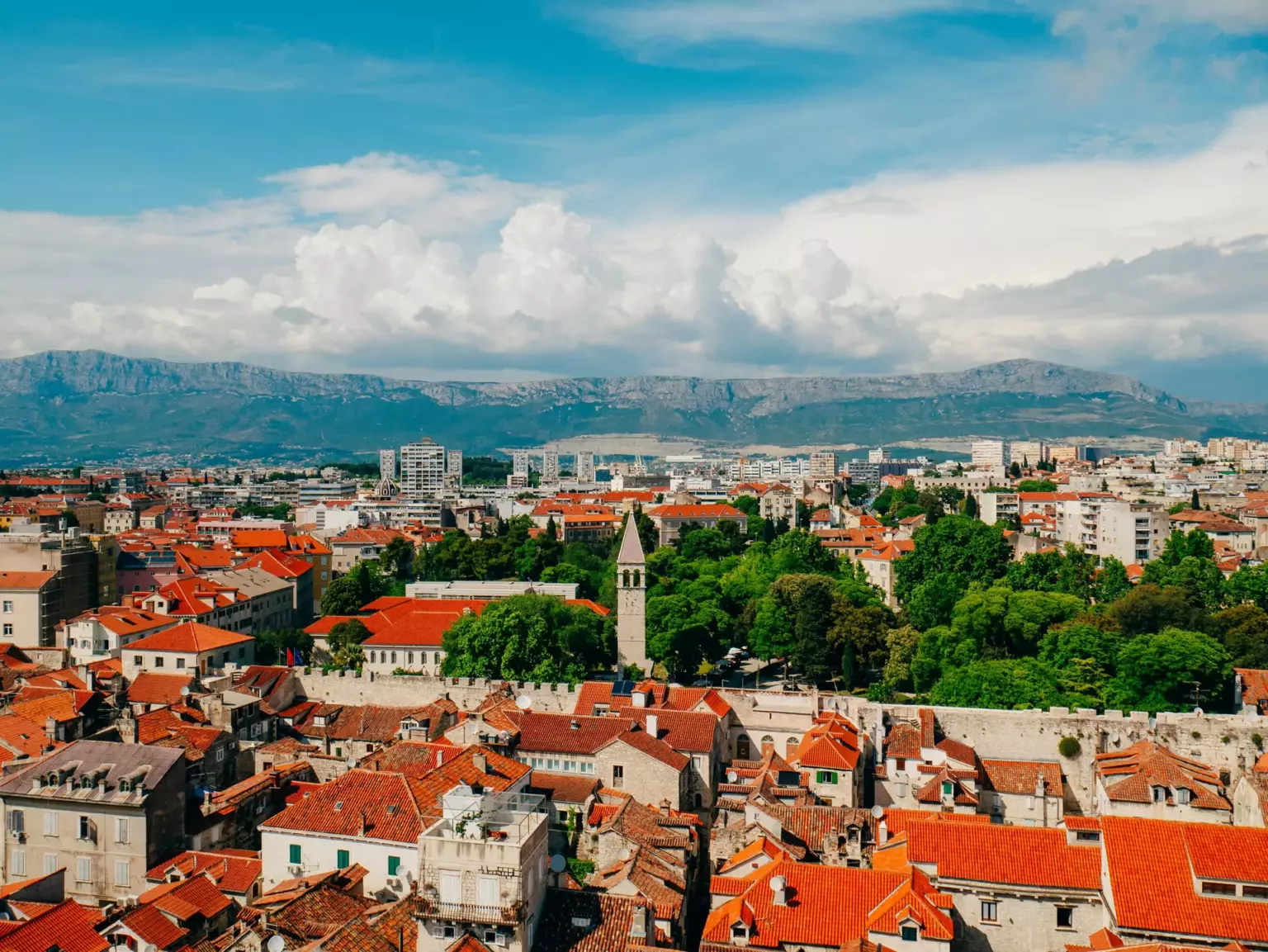 Split miasto budynki domy drzewa niebo wieża