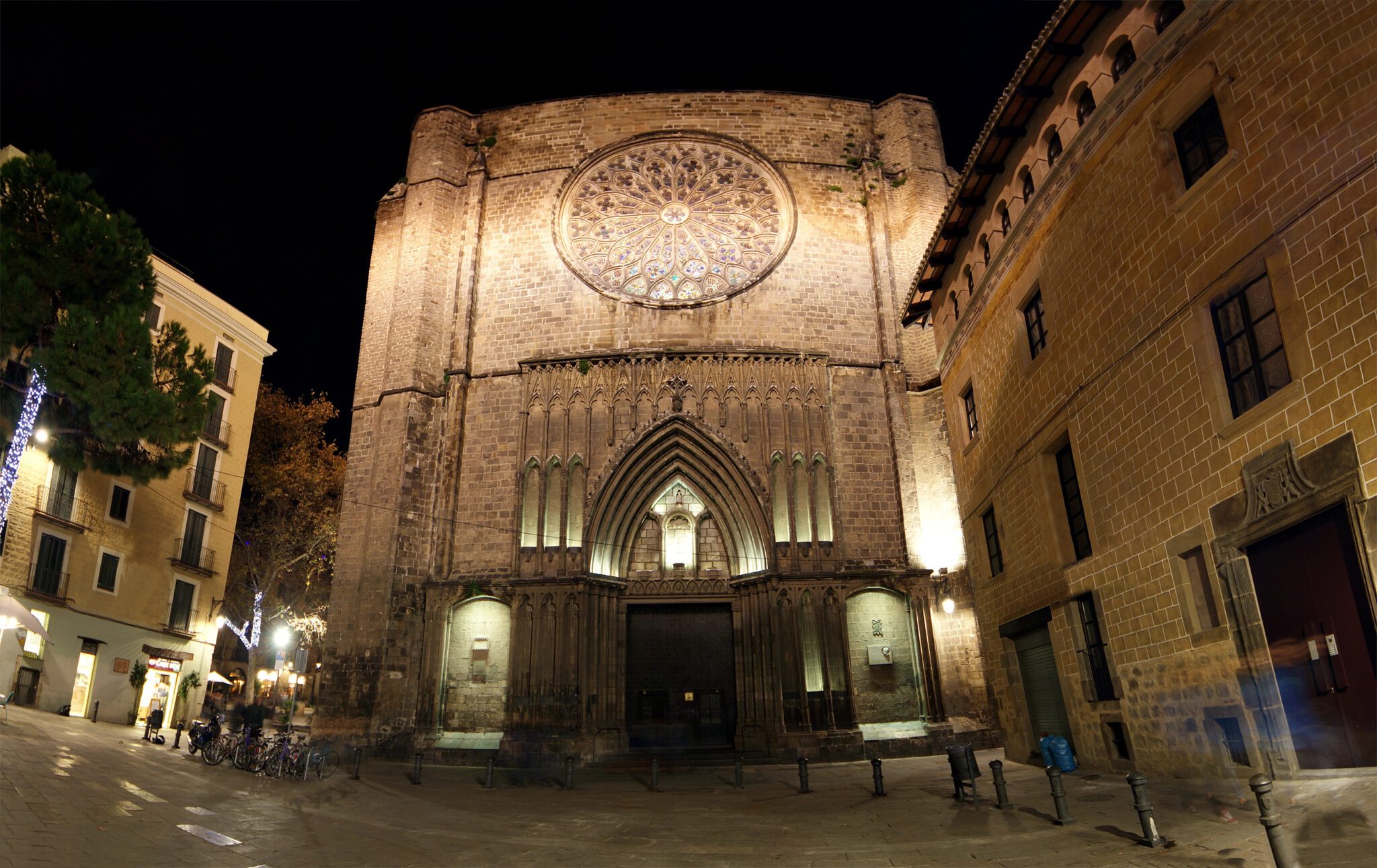 Barcelona kościół oświetlony nocą