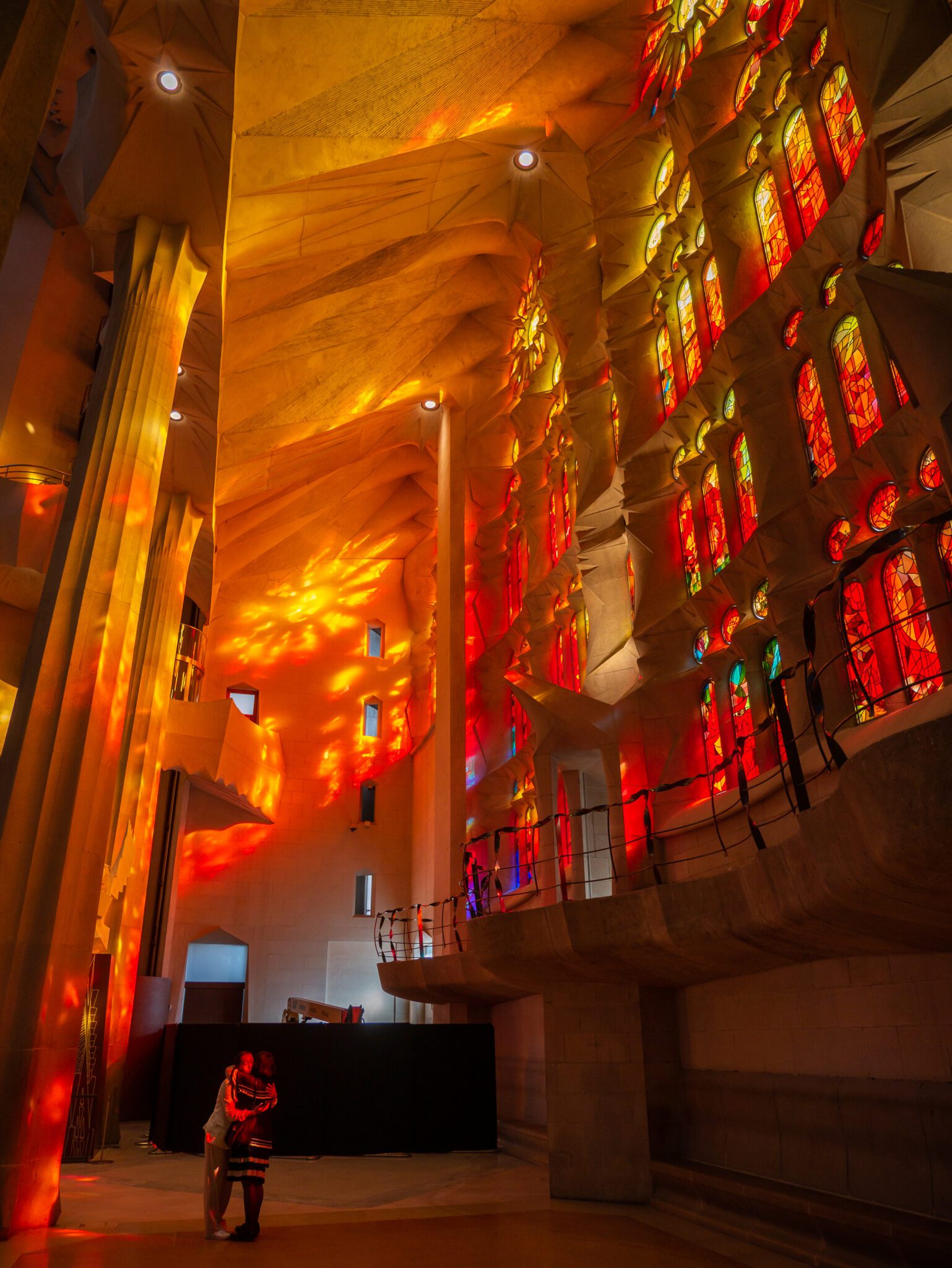Barcelona Sagrada Familia wnętrze światła