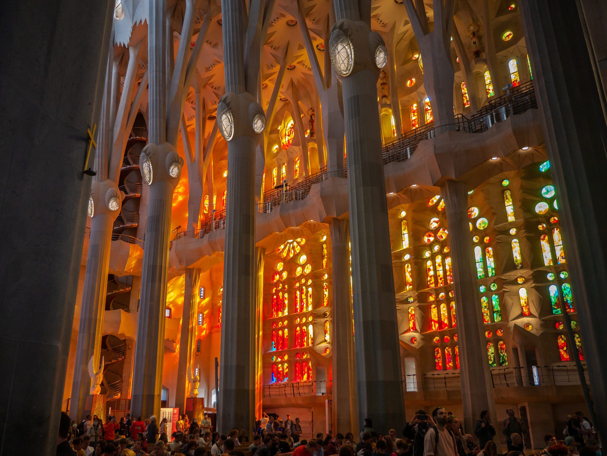 Barcelona Sagrada Familia wnętrze okna tłum