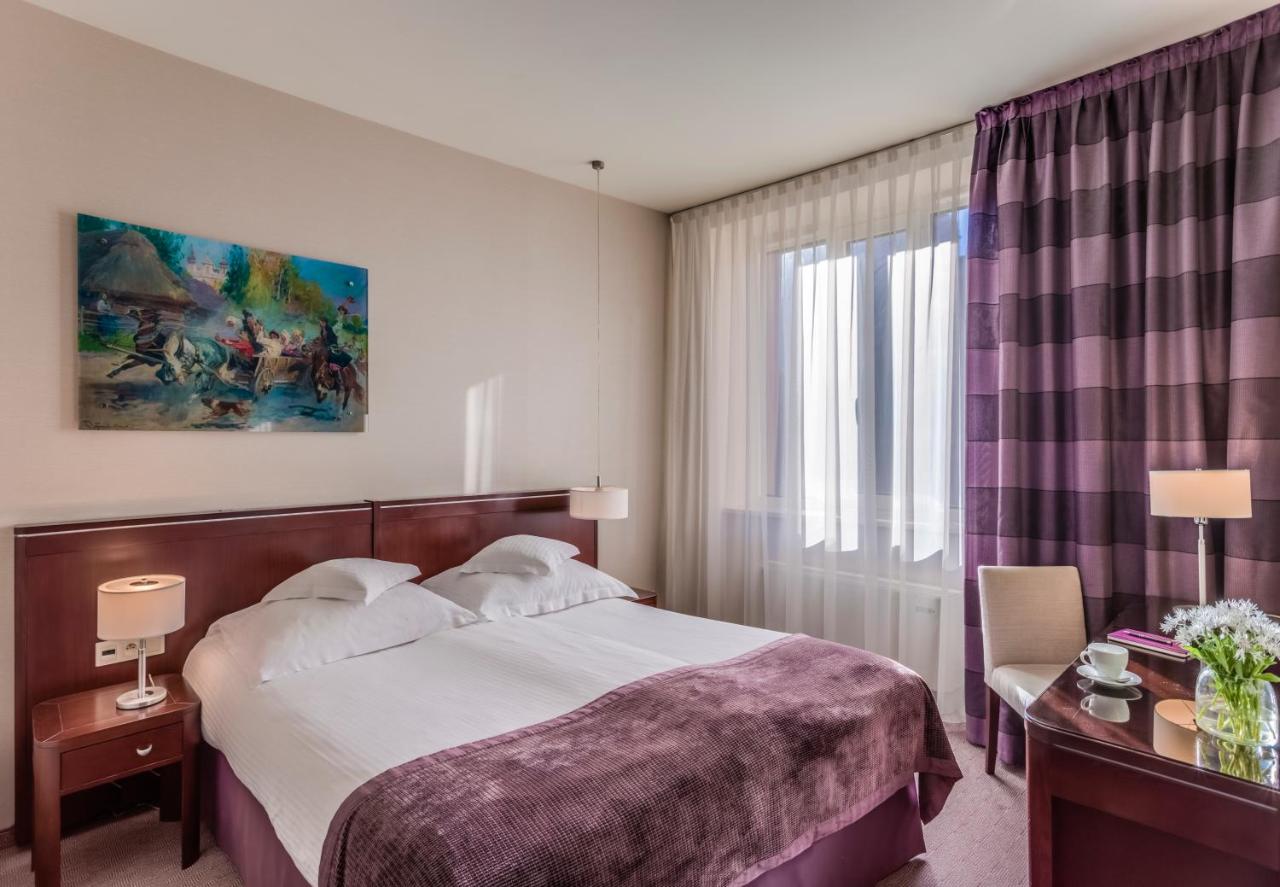 Hotel Kossak noclegi dla dwojga Kraków sypialnia