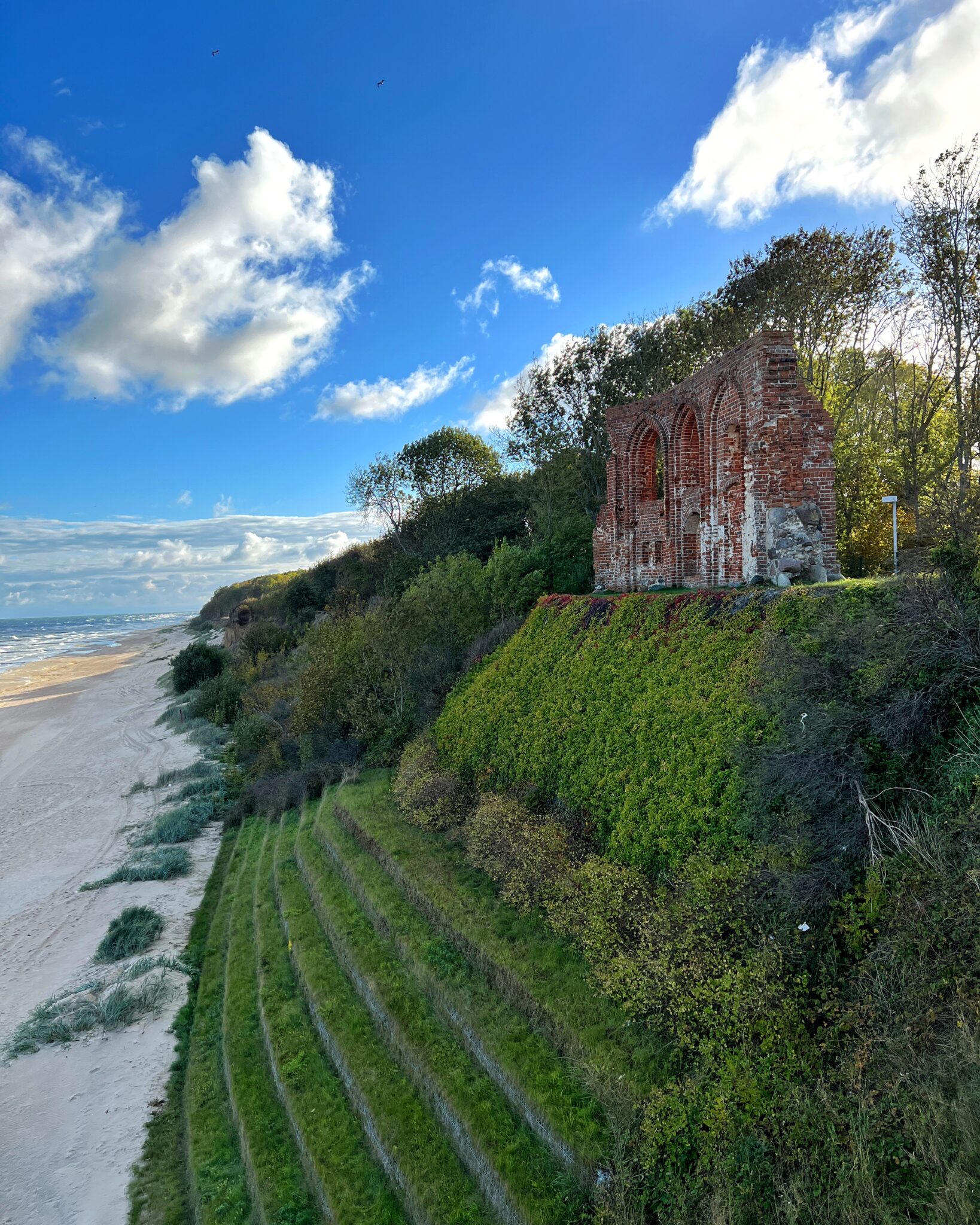 Trzęsacz klif ściana kościoła plaża