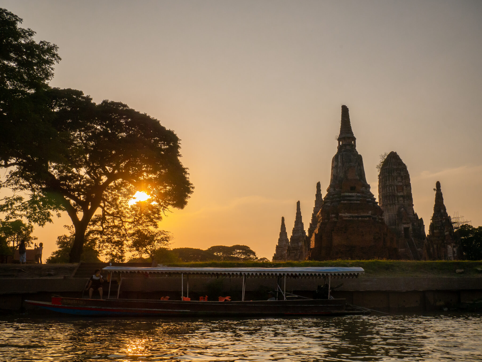 Tajlandia Ayutthaya świątynia z perspektywy łodzi zachód słońca