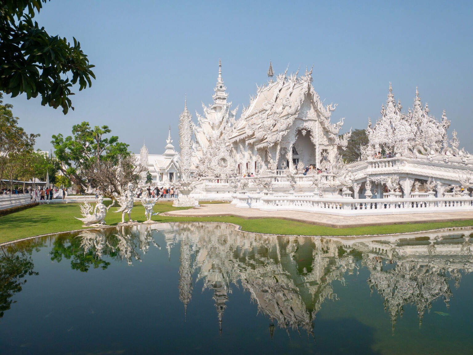 Tajlandia Chiang Rai Biała Świątynia woda odbicie