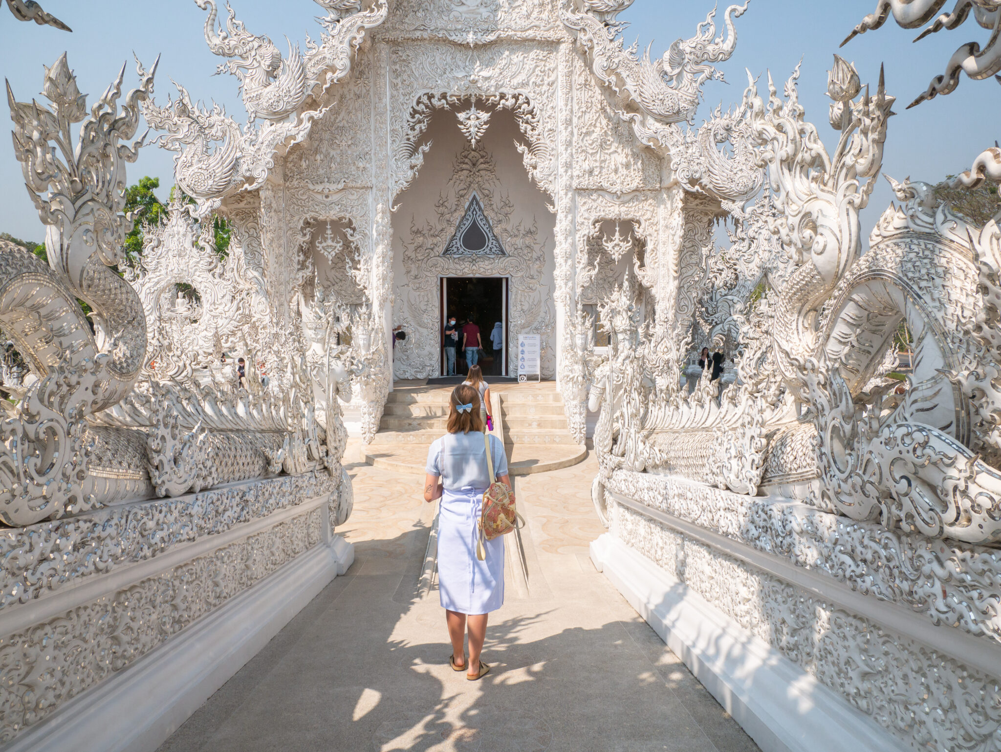 dziewczyna wejście do Białej Świątyni w Chiang Rai