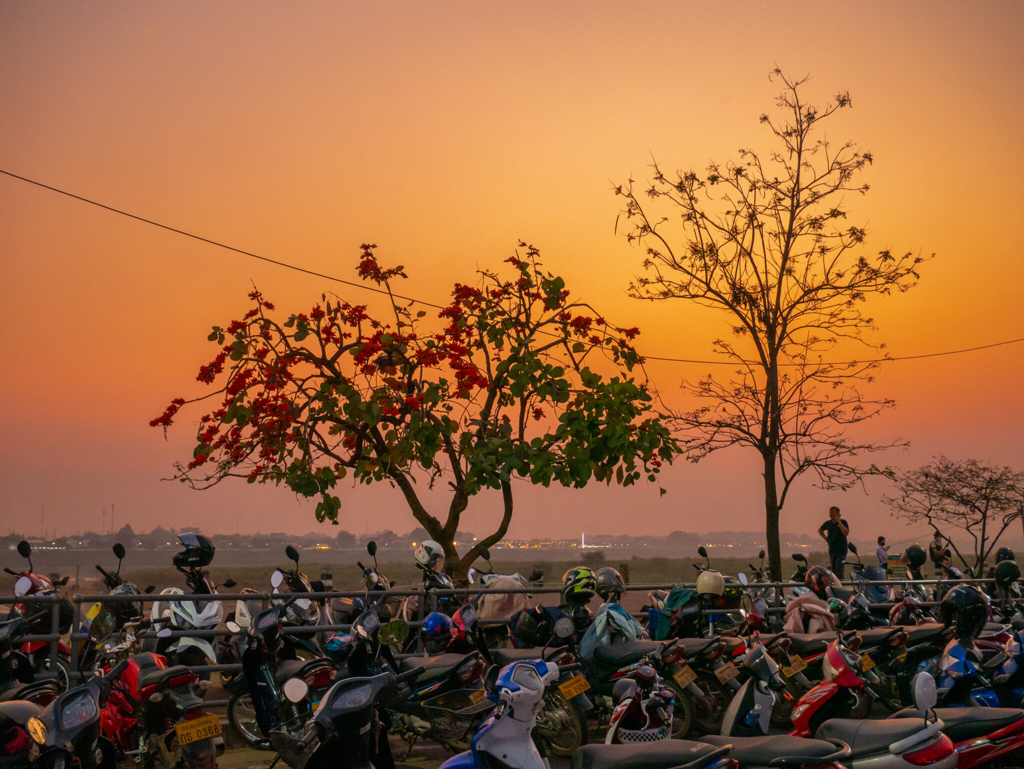 Laos Wientian zachód słońca motory