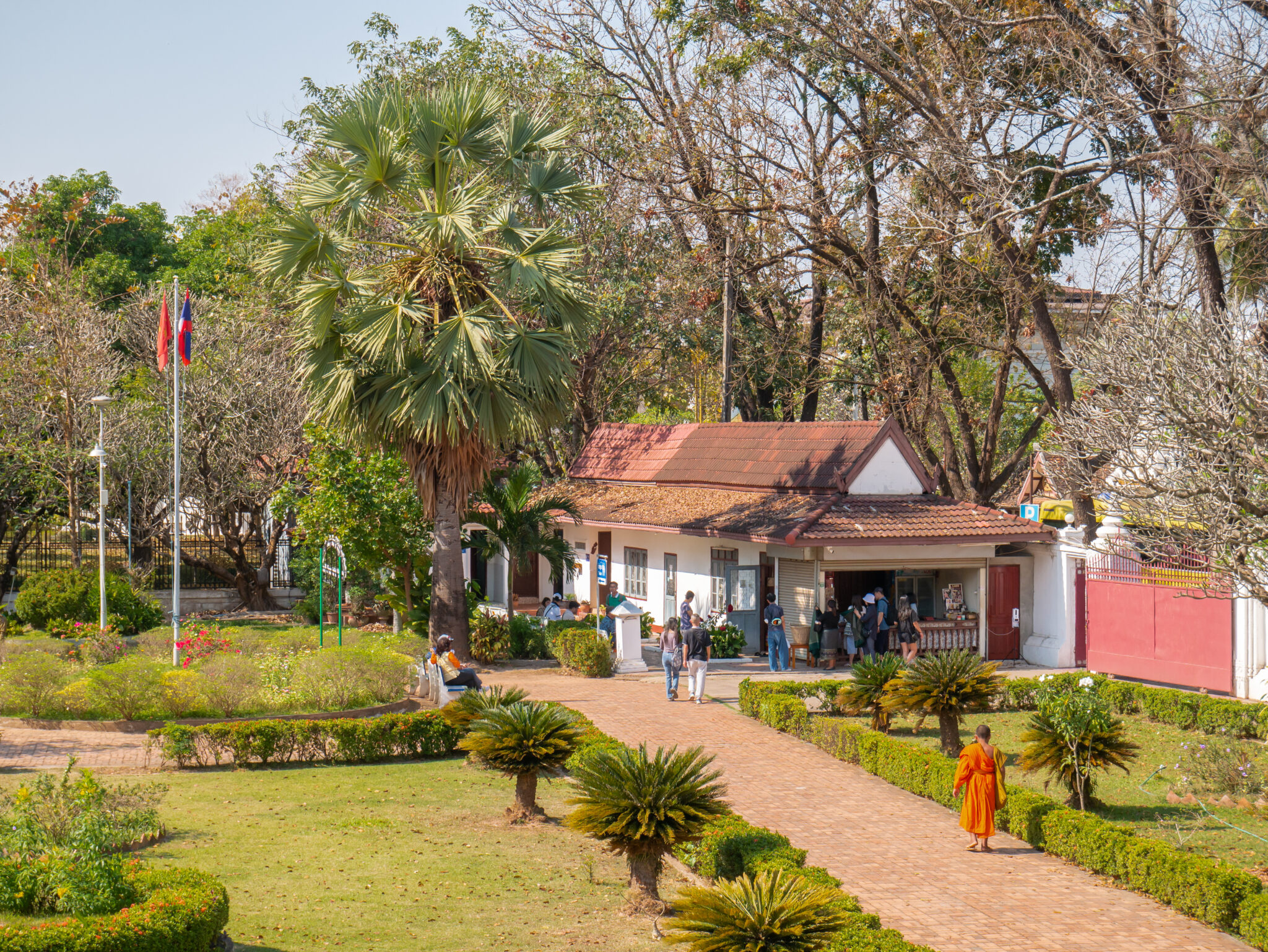 Laos Wientian teren świątyni mnich kasa biletowa ogród