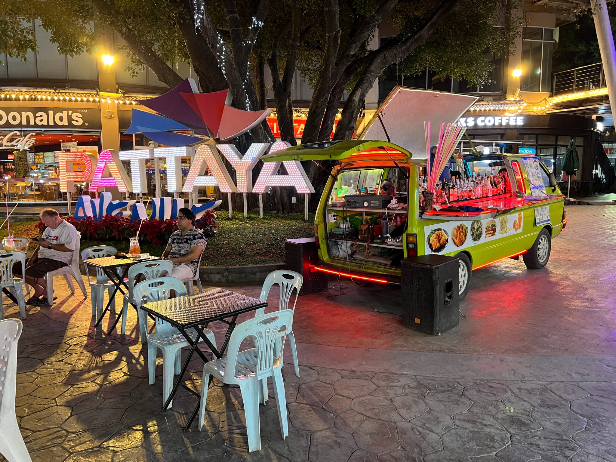 Tajlandia Pattaya foodtruck napis Pattaya wieczorem