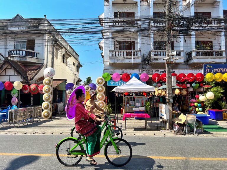 Cjiang Mai budynek ulica rower kobieta