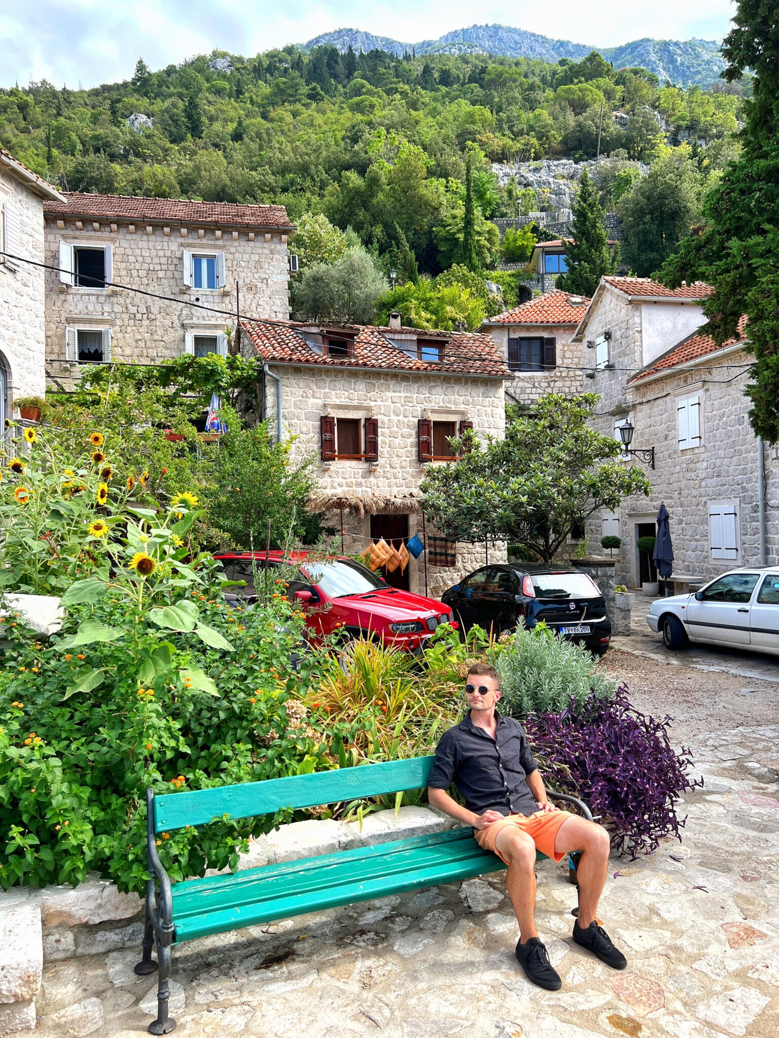 Czarnogóra Zatoka Kotorska Perast chłopak ławka