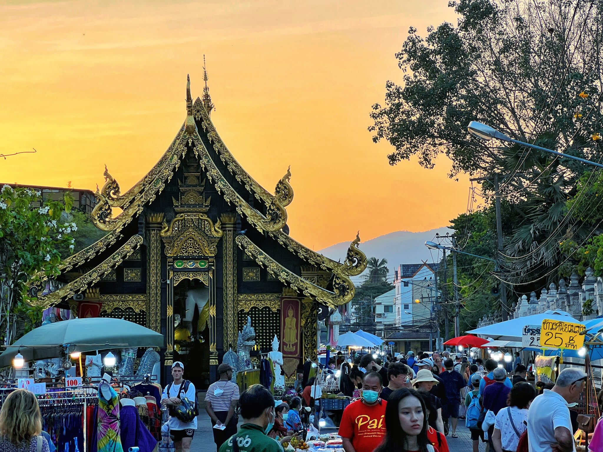 Tajlandia Chiang Mai świątynia zachód słońca tłum