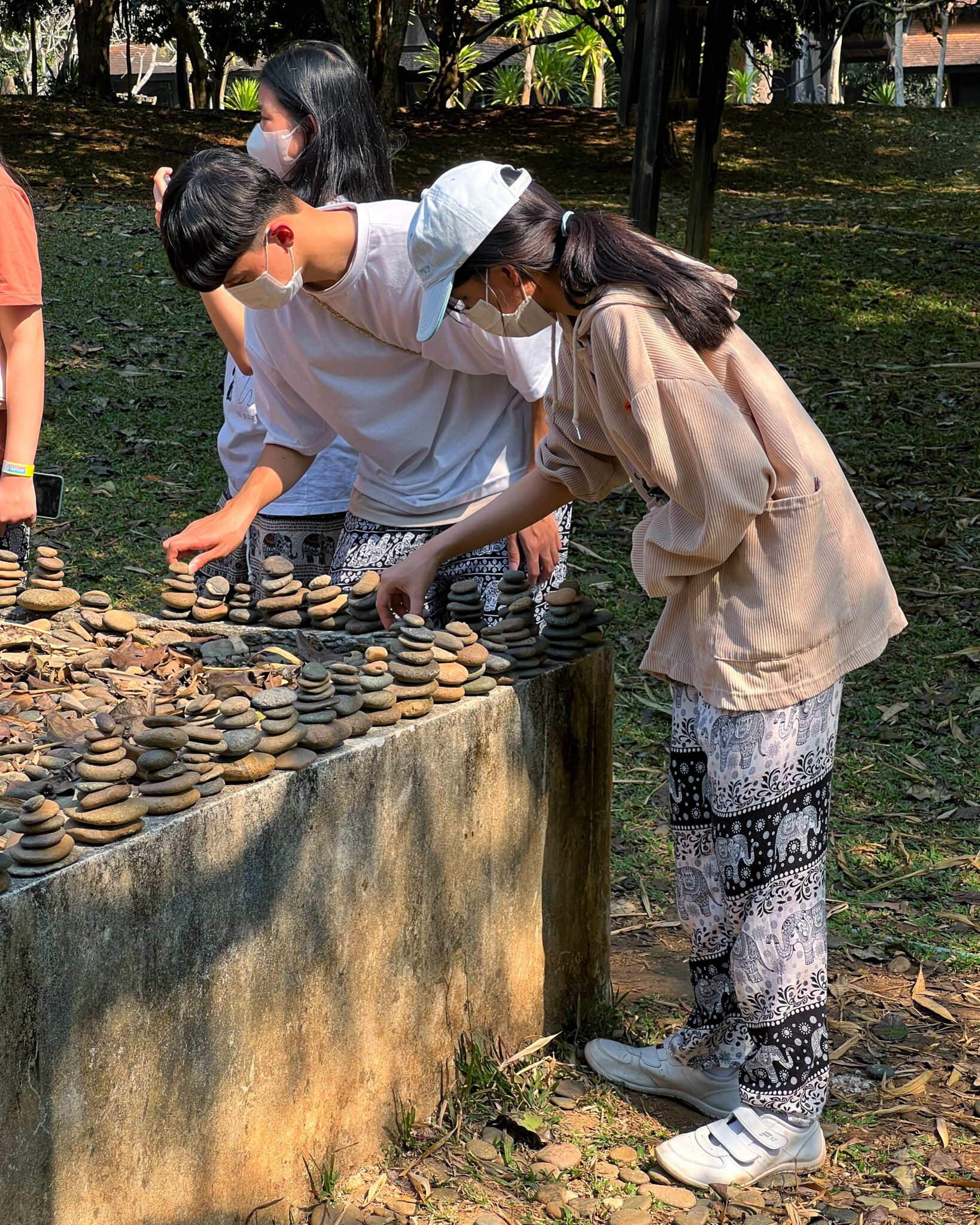 Tajlandia Chiang Rai Czarny Dom ludzie układający kamienie