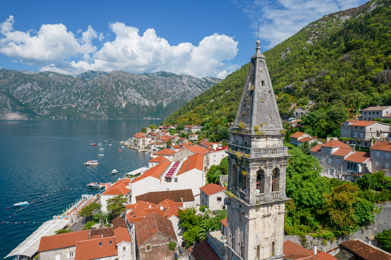 Czarnogóra Zatoka Kotorska Perast wieża kościoła panorama z drona