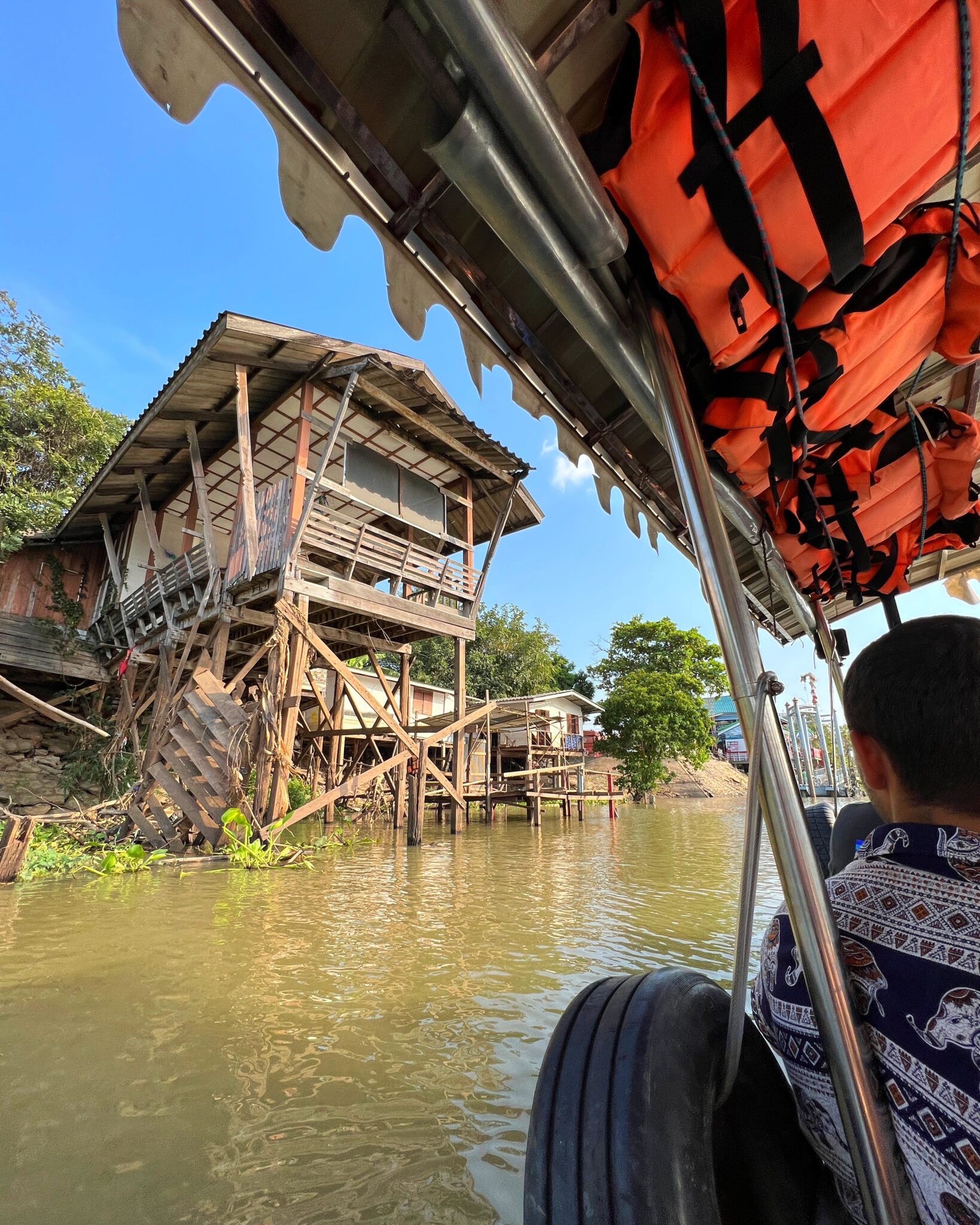 Tajlandia Ayutthaya widok z łódki drewniana chatka