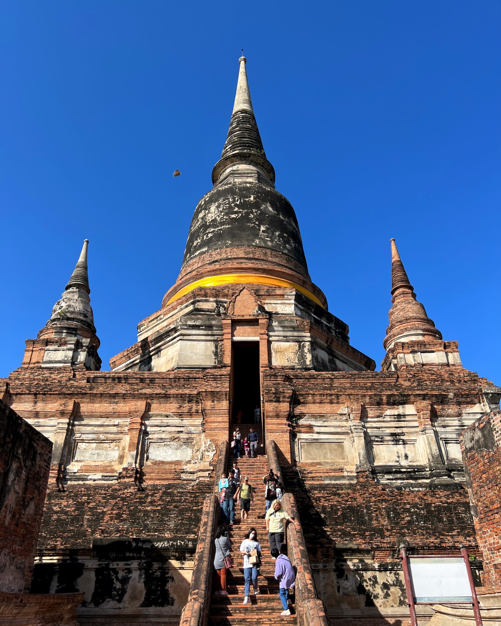 Tajlandia Ayutthaya wejście świątynia ludzie