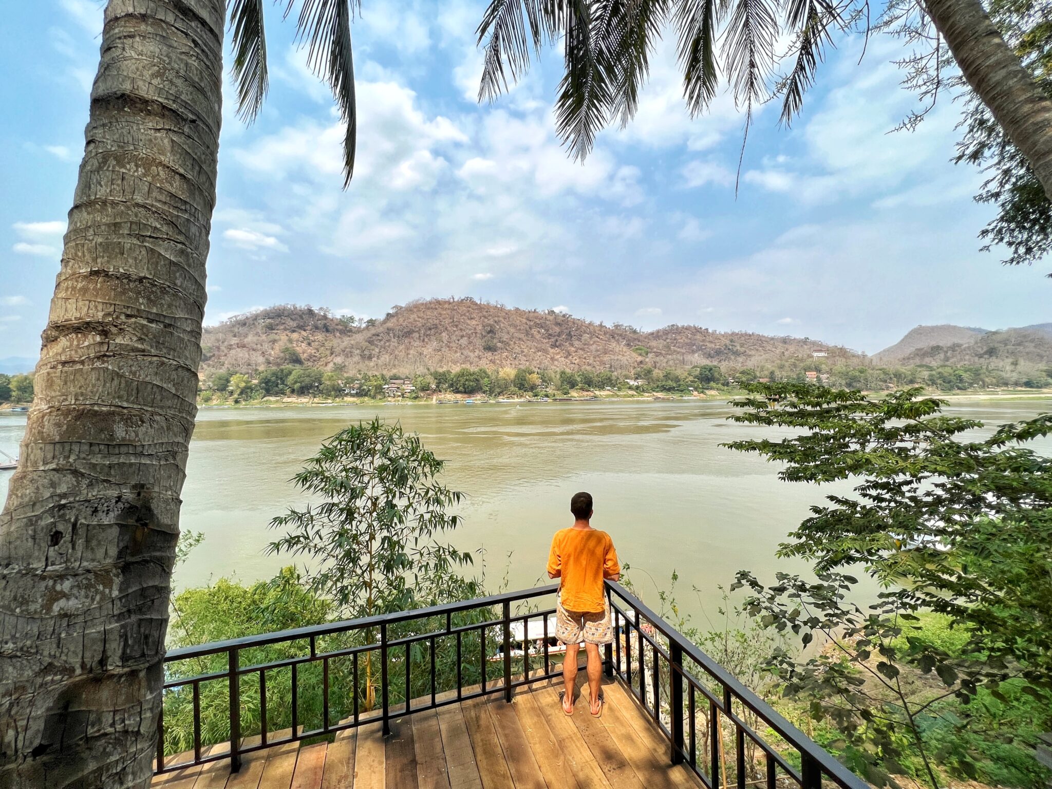 Laos Luang Prabang rzeka Mekong taras chłopak