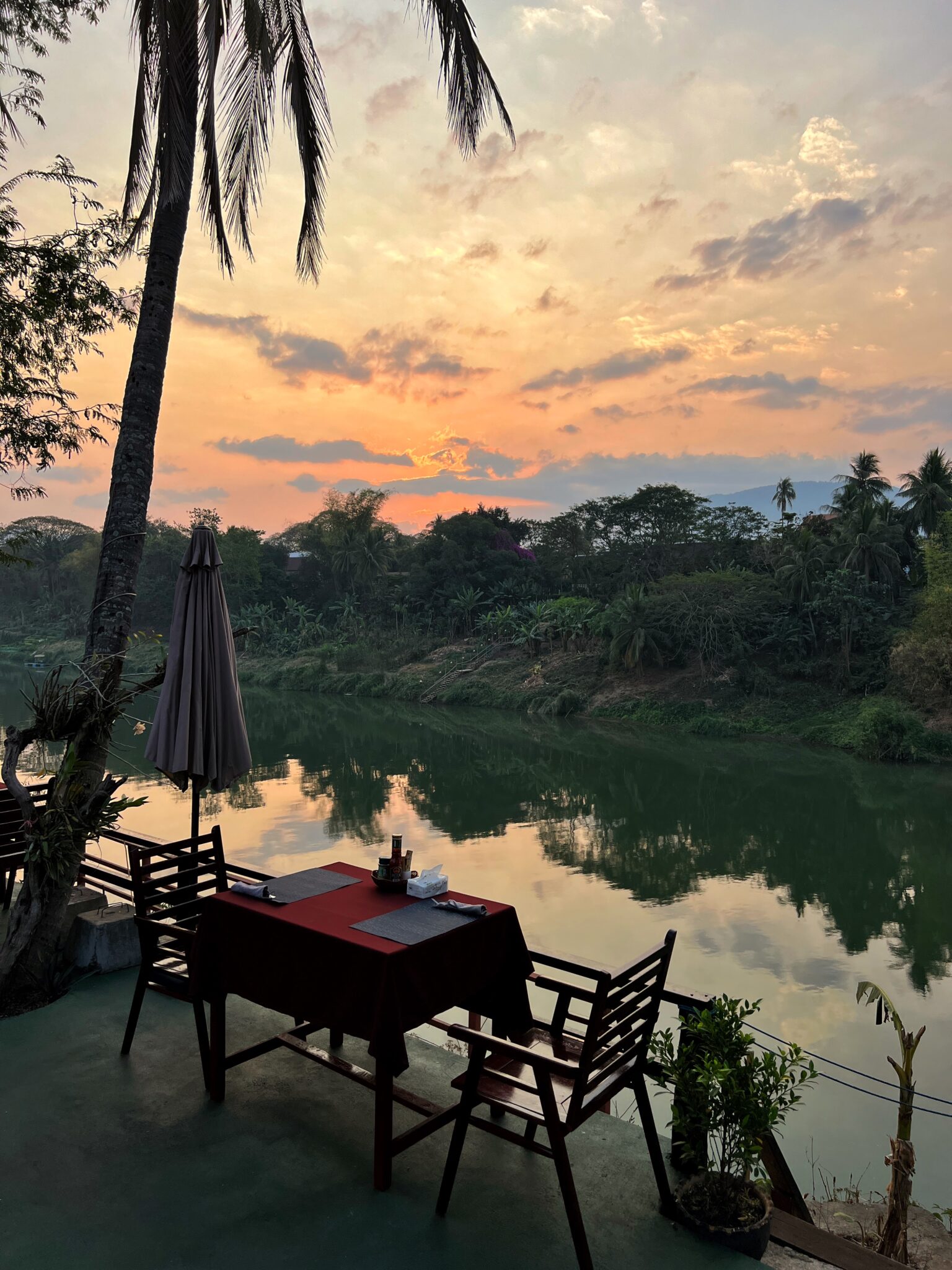 Laos Luang Prabang restauracja nad Mekongiem zachód słońca