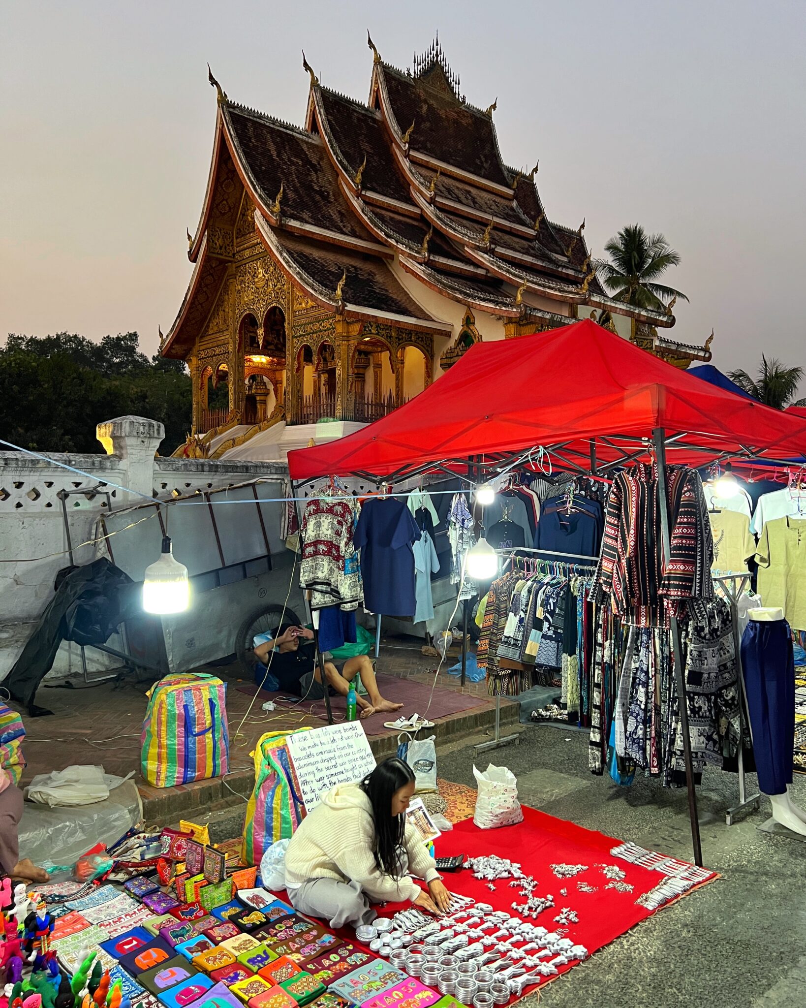 Laos Luang Prabang targ świątynia