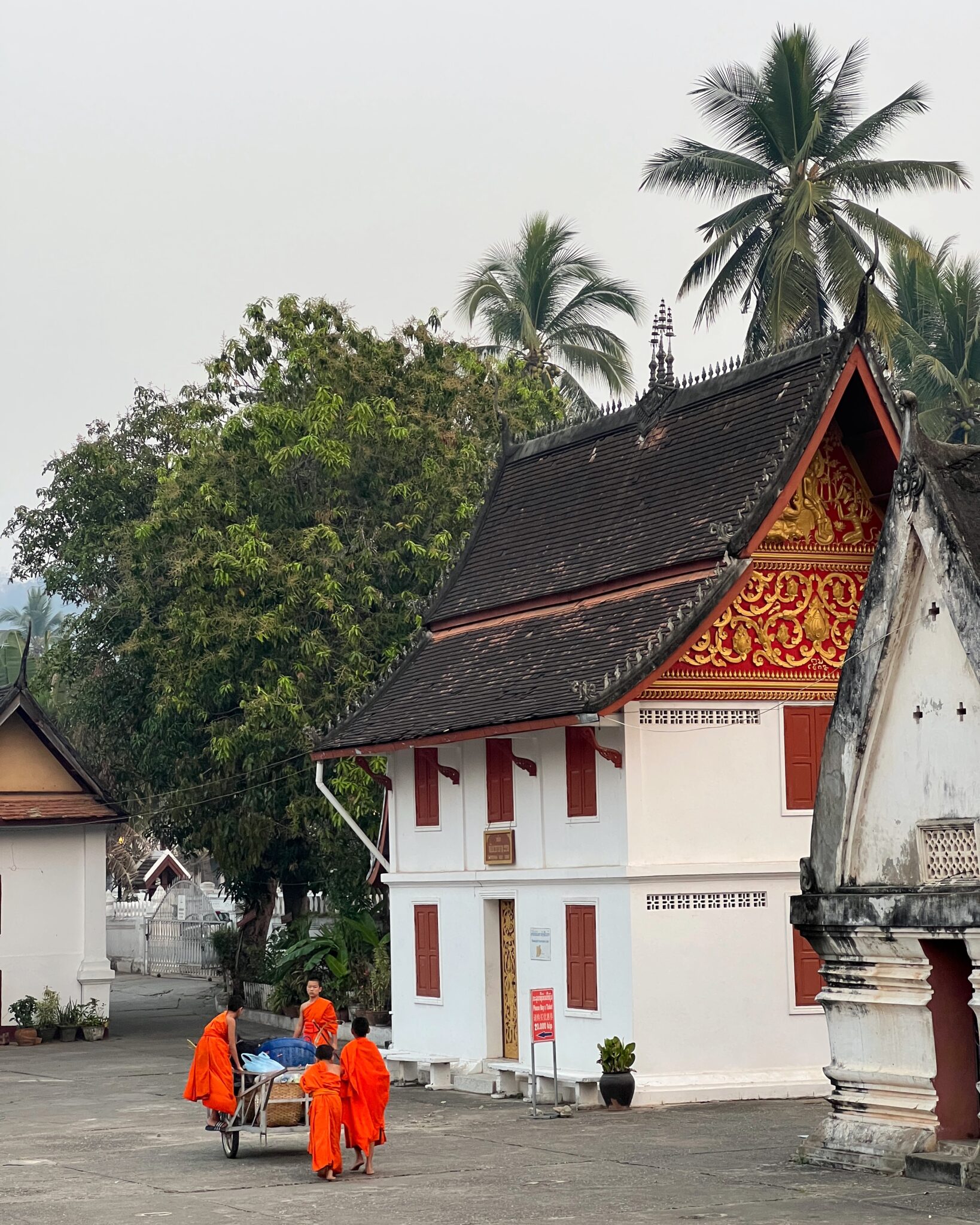 Laos Luang Prabang świątynia mnisi