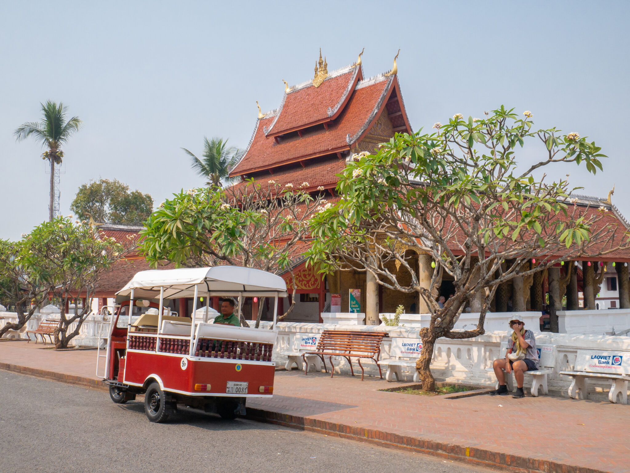 Laos Luang Prabang świątynia tuk tuk