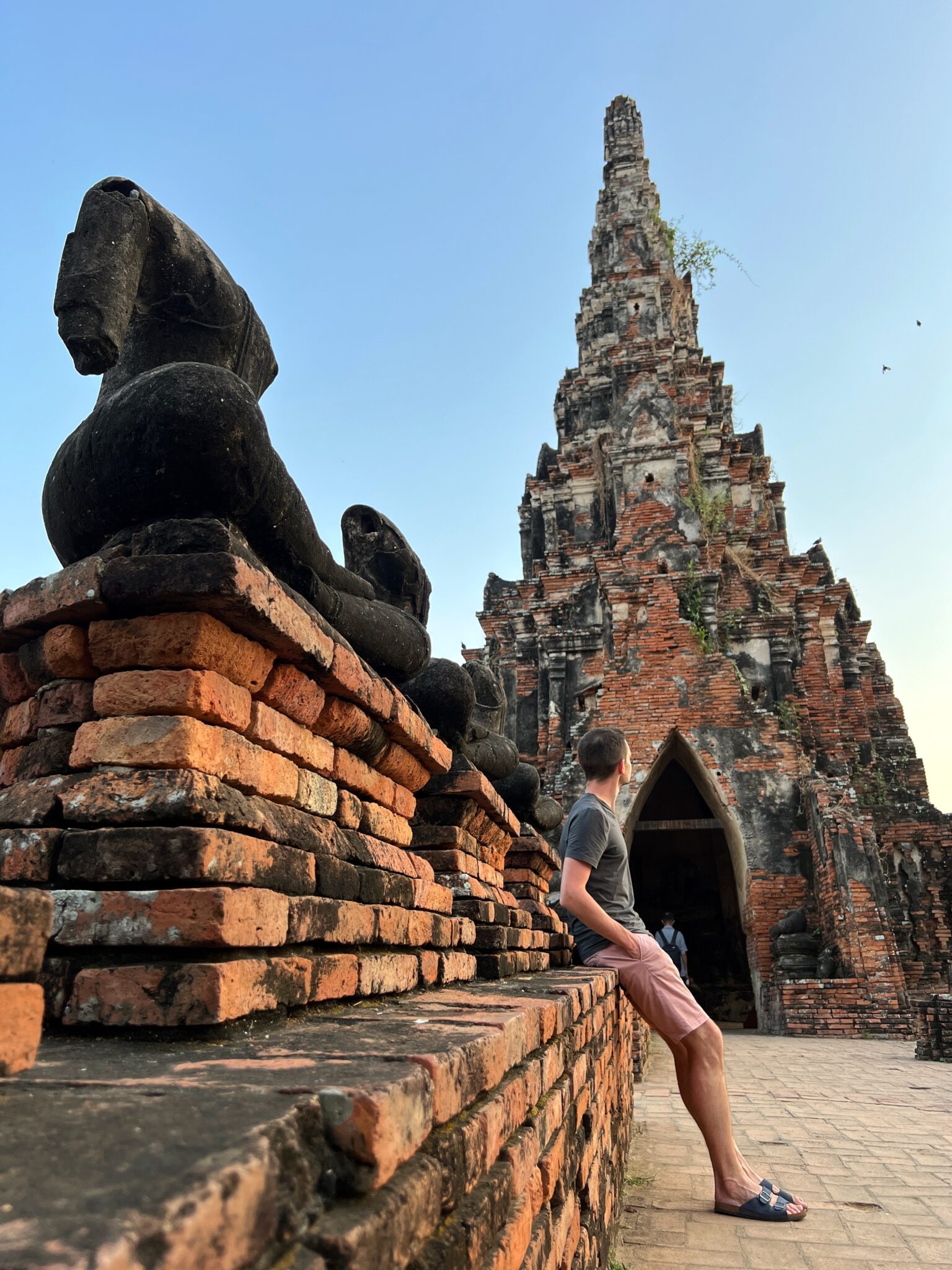 Tajlandia Ayutthaya świątynia posąg chłopak