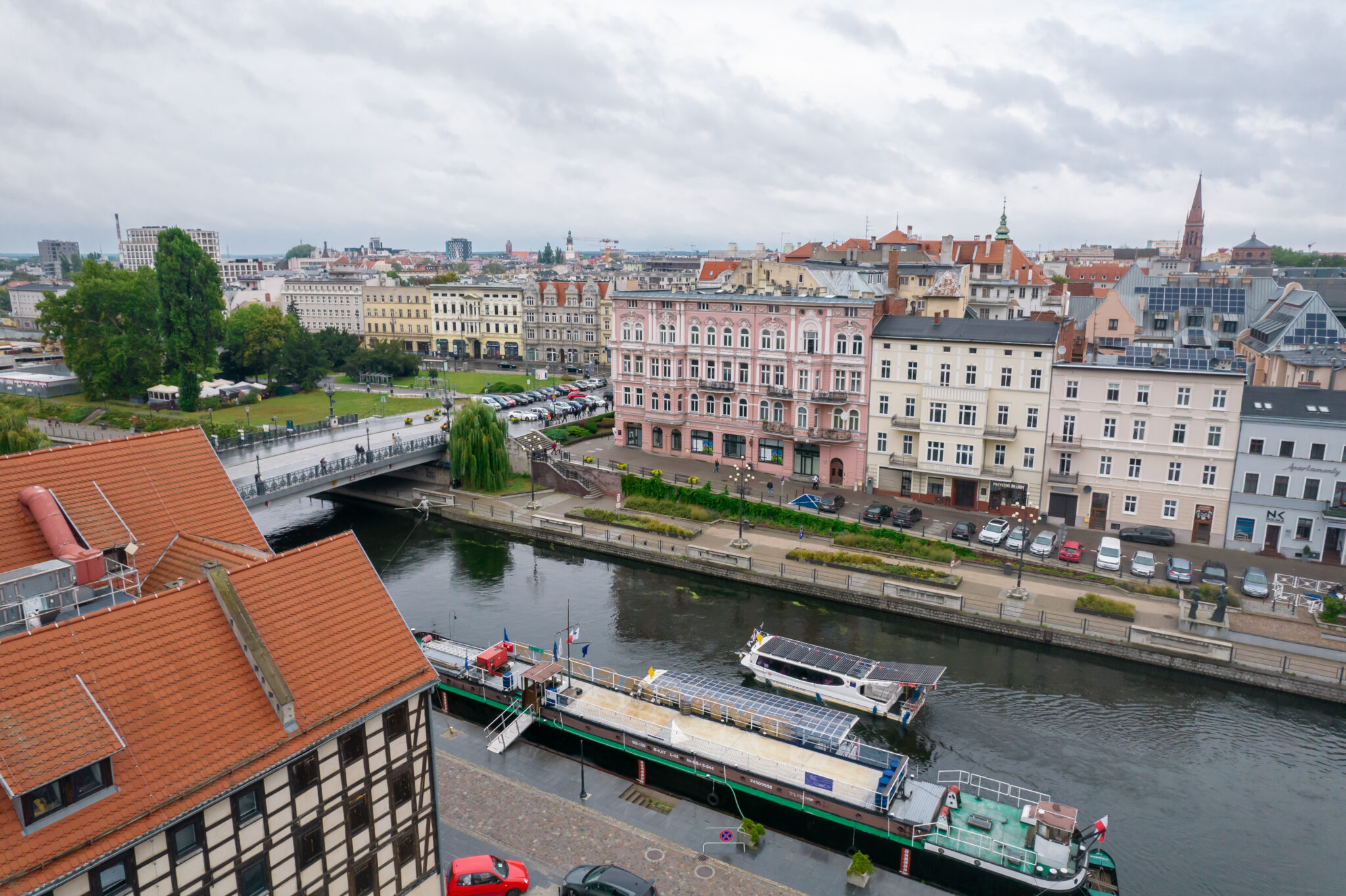 Bydgoszcz z drona rzeka łodzie