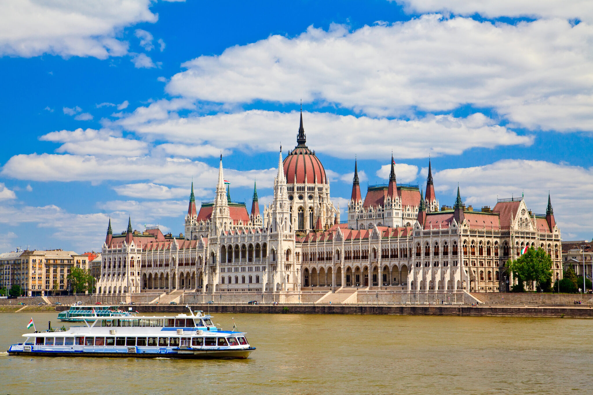 Budapeszt budynek Parlamentu łódka