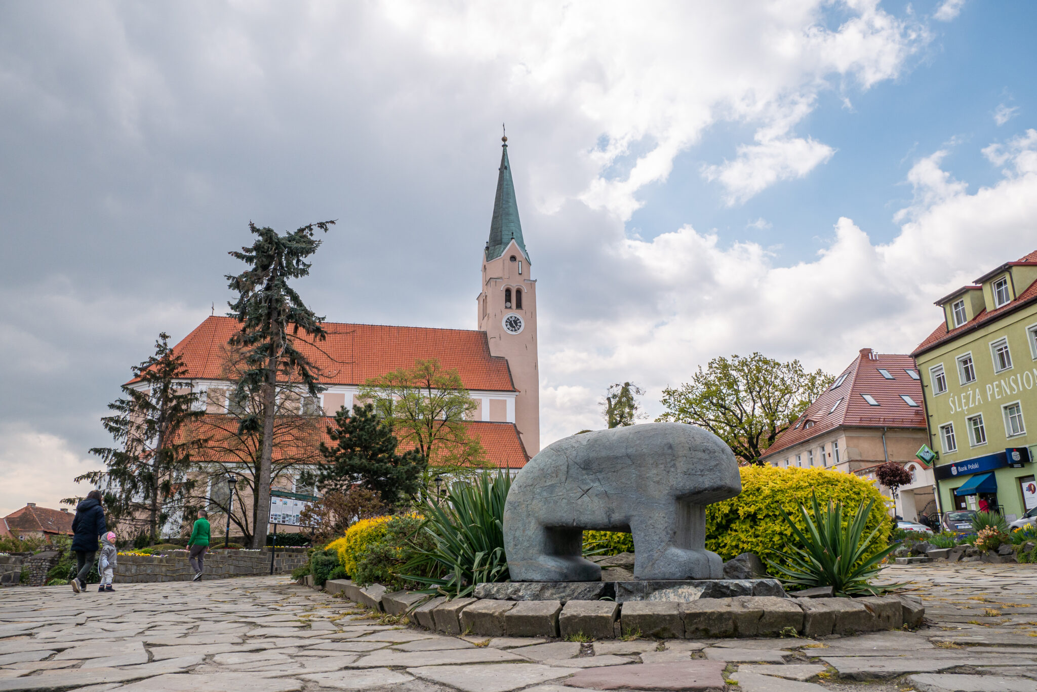 Dolny Śląsk Sobótka kościół rzeźba niedźwiedź