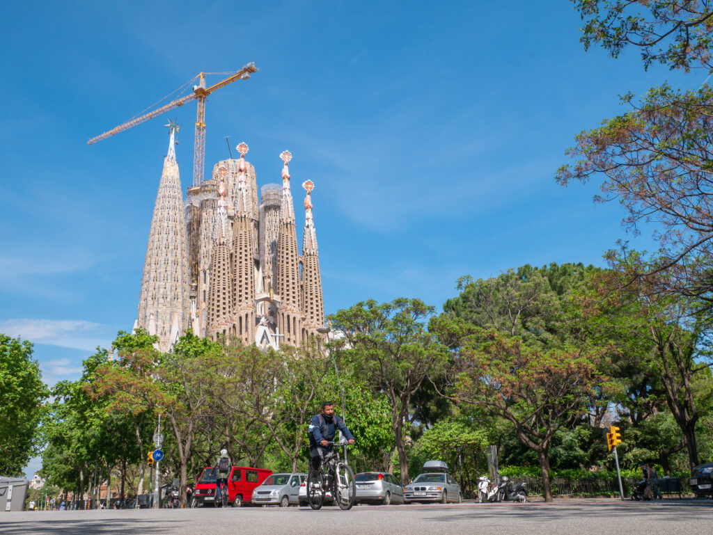 Barcelona Sagrada Família rowerzysta ulica