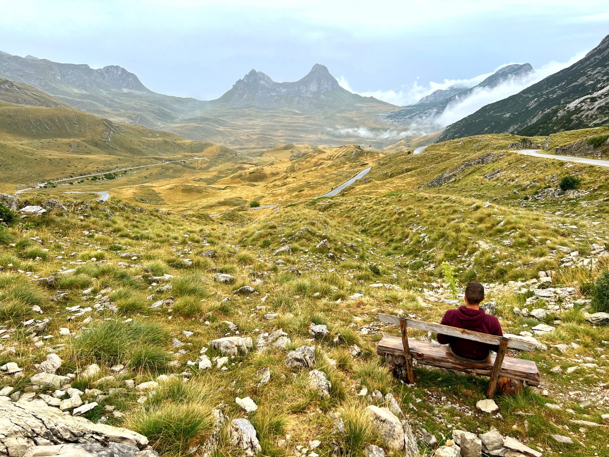 Czarnogóra Durmitor chłopak na ławce góry