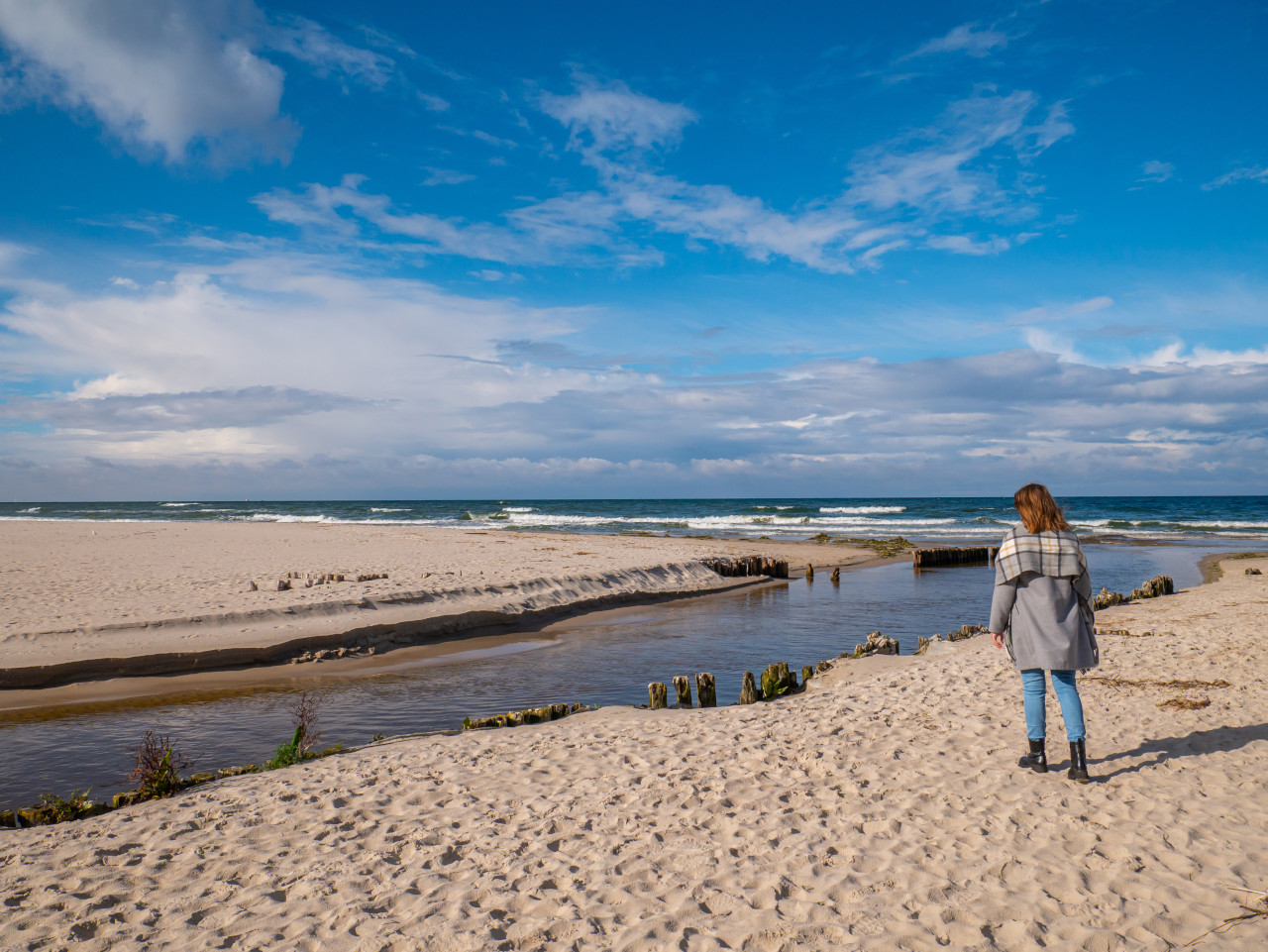 Jastrzębia Góra plaża dziewczyna morze