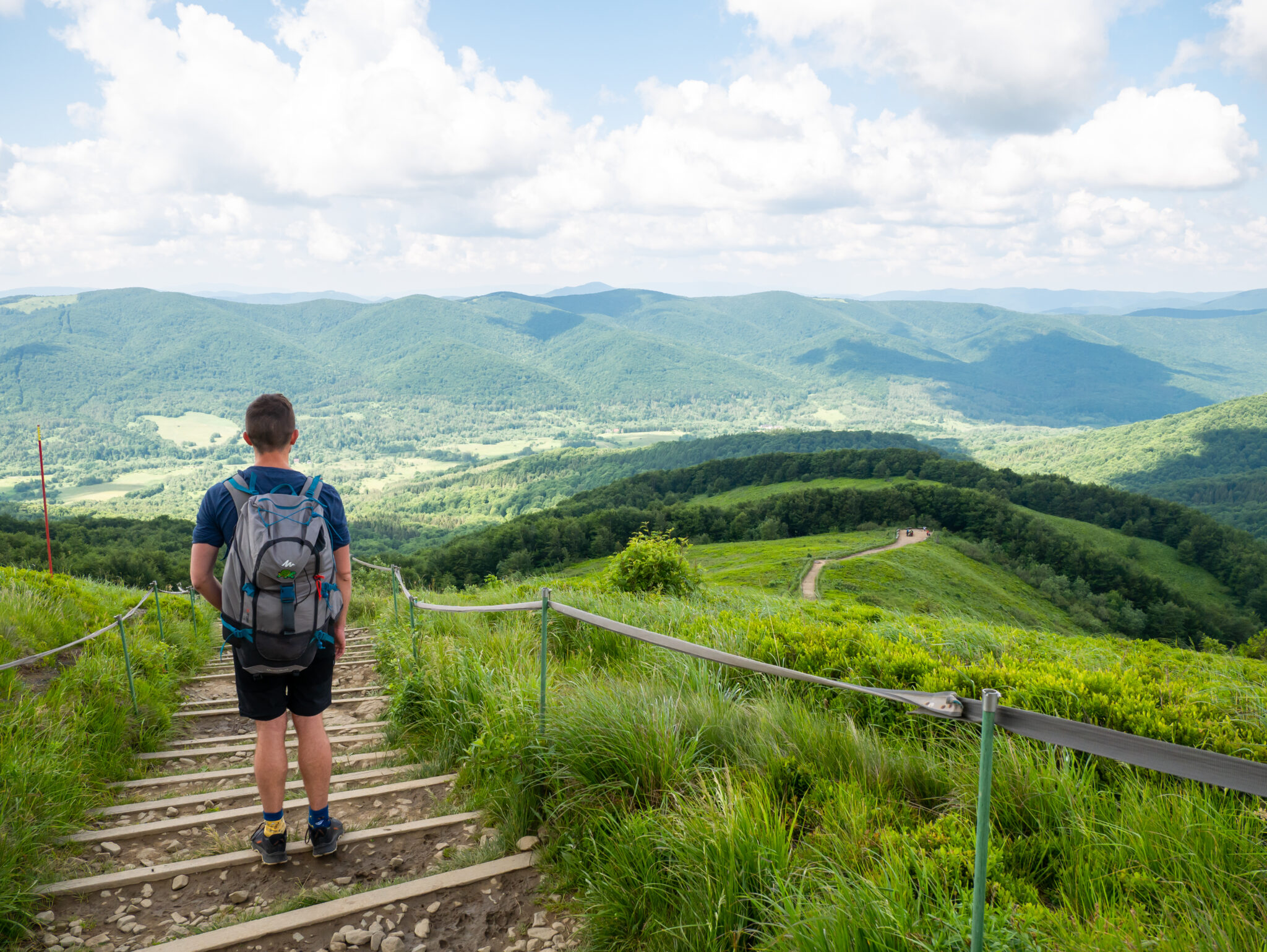 Bieszczady chłopak panorama szlak