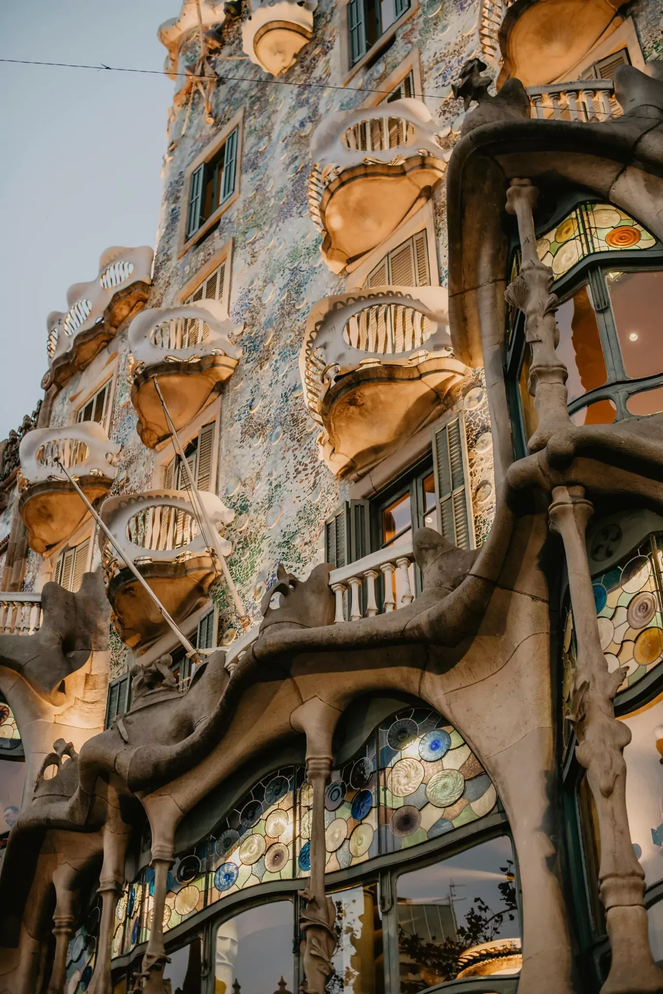 Kamienica Casa Batlló w Barcelonie z oświetlonymi tarasami