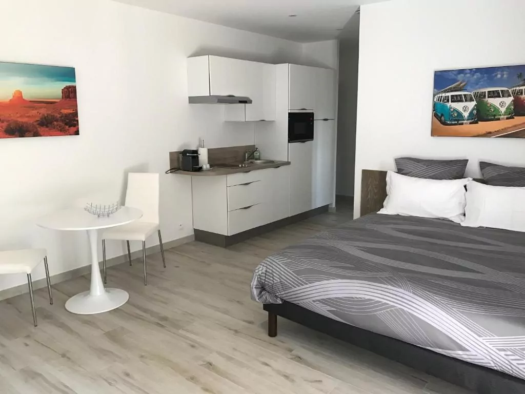 Lazurowe Wybrzeże apartament łóżko stolik aneks kuchenny obrazy