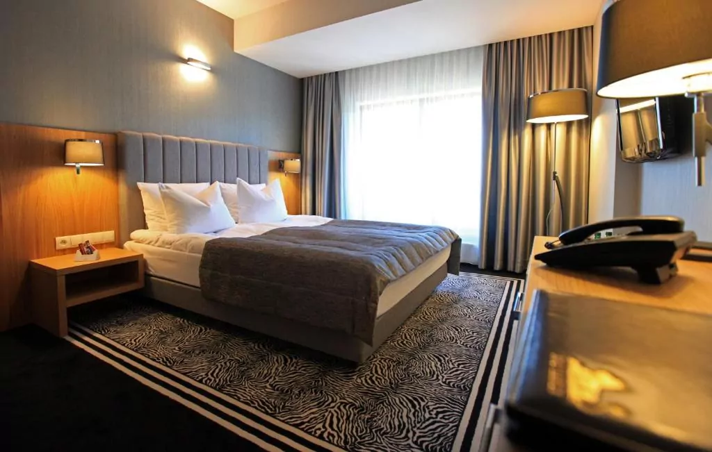 swieradow-zdroj-hotele-spa-nocleg-5 Świeradów-Zdrój hotel pokój łóżko pościel telefon stolik