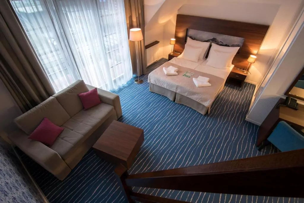 swieradow-zdroj-hotele-spa-nocleg-3 Świeradów Zdrój apartament łóżko kanapa stolik