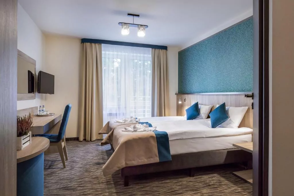 swieradow-zdroj-hotele-spa-nocleg-1 Świeradów-Zdrój hotel pokój łóżko pościel okno stół krzesło telewizor