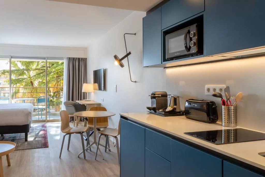 Lazurowe Wybrzeże apartament aneks kuchenny płyta indukcyjna toster mikrofalówka stolik krzesła 