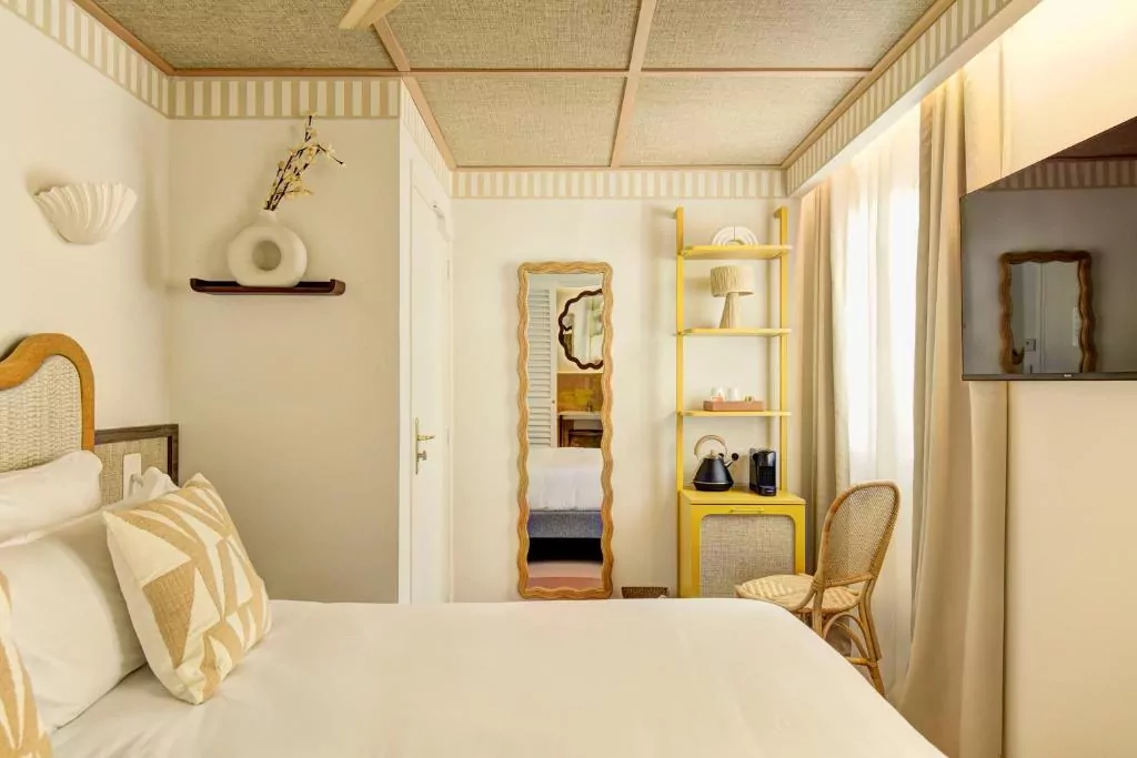 Lazurowe Wybrzeże hotel łóżko lustro telewizor krzesło 